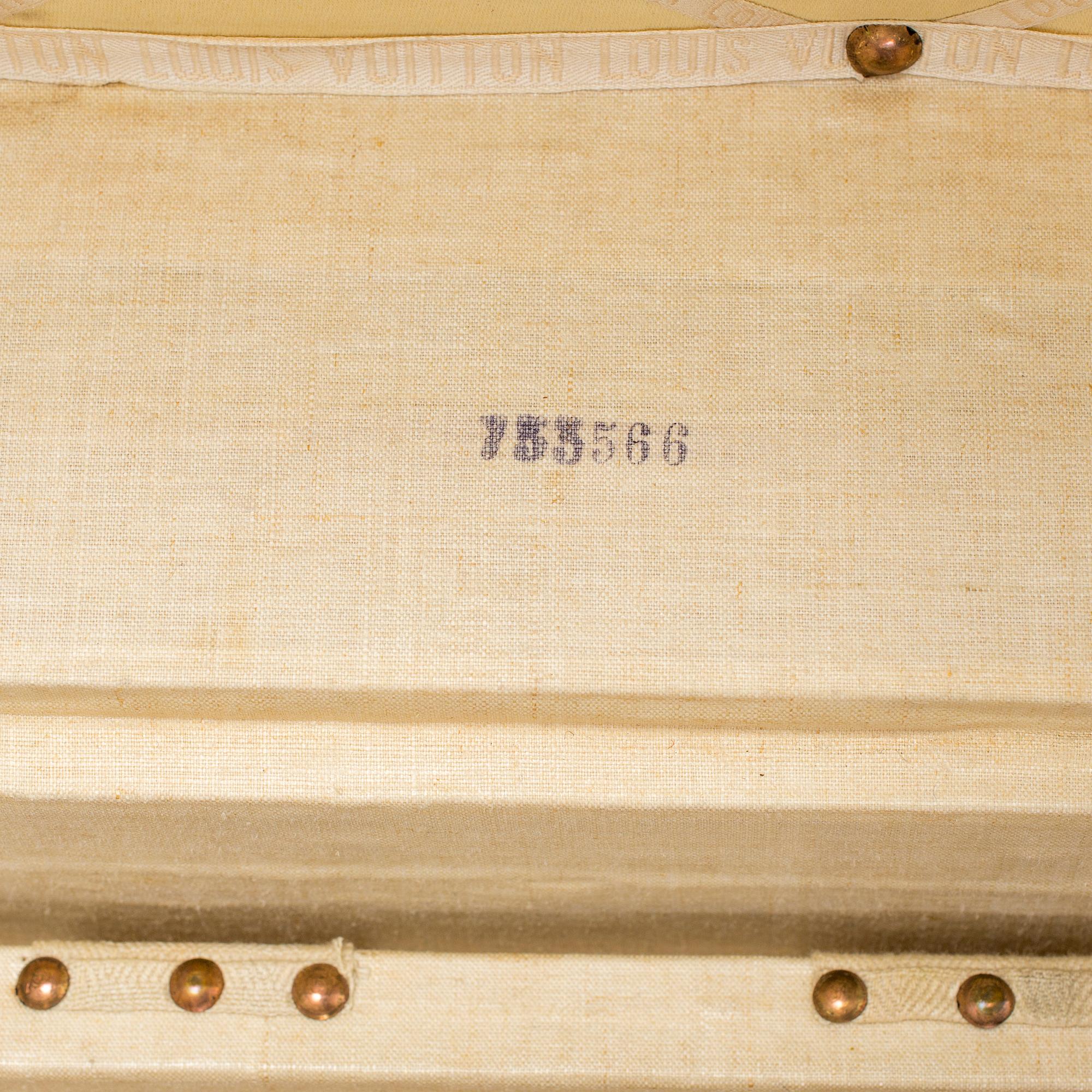 TRUNK Louis Vuitton.