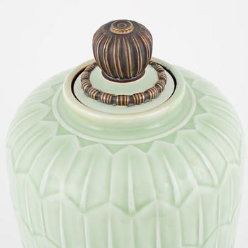 Gunnar Nylund, a porcelain jar with cover, Rörstrand 1930-40s.