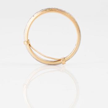 RING, med 15 briljant och åttkantslipade diamanter.