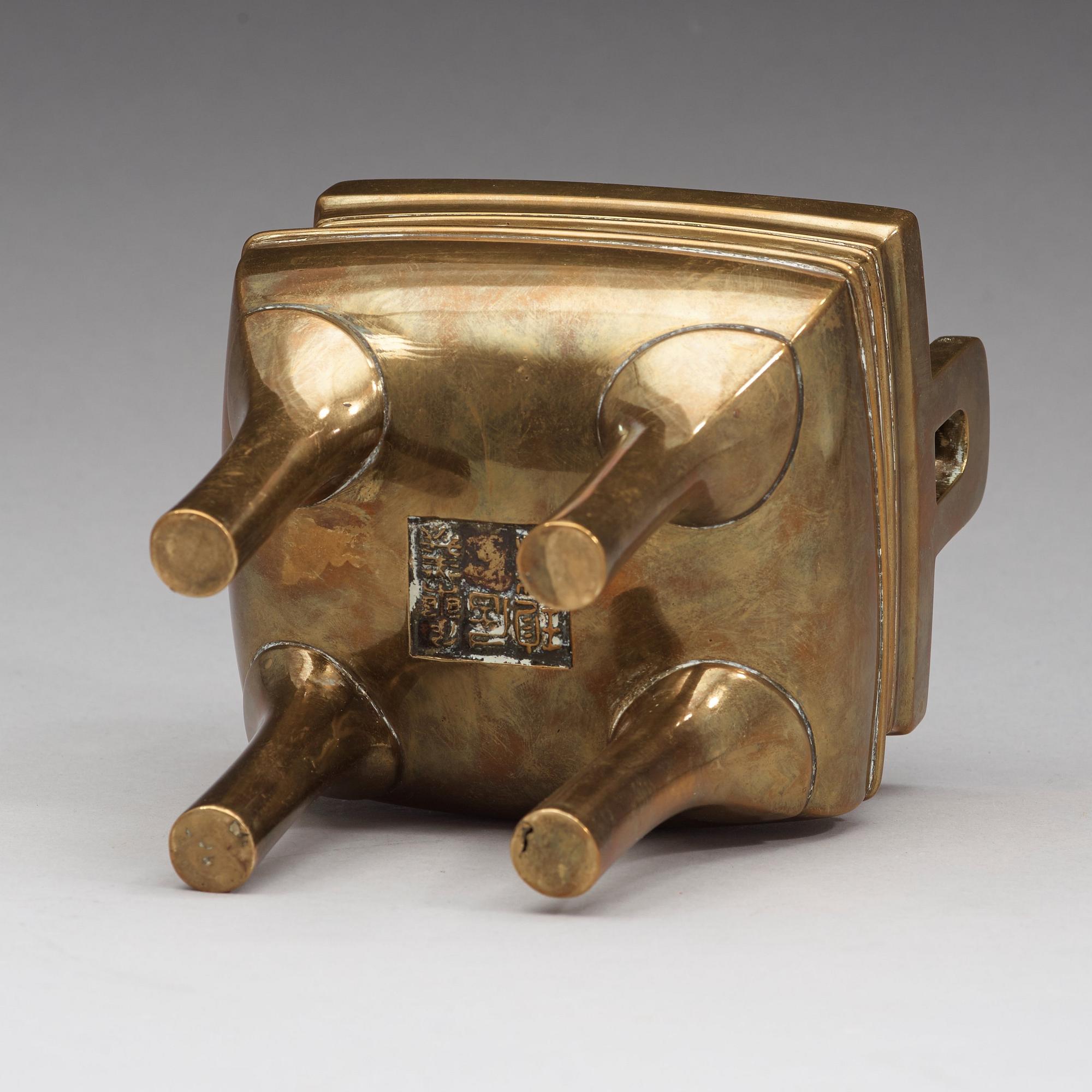 RÖKELSEKAR, polerad brons. Sen Qingdynasti (1644-1912).