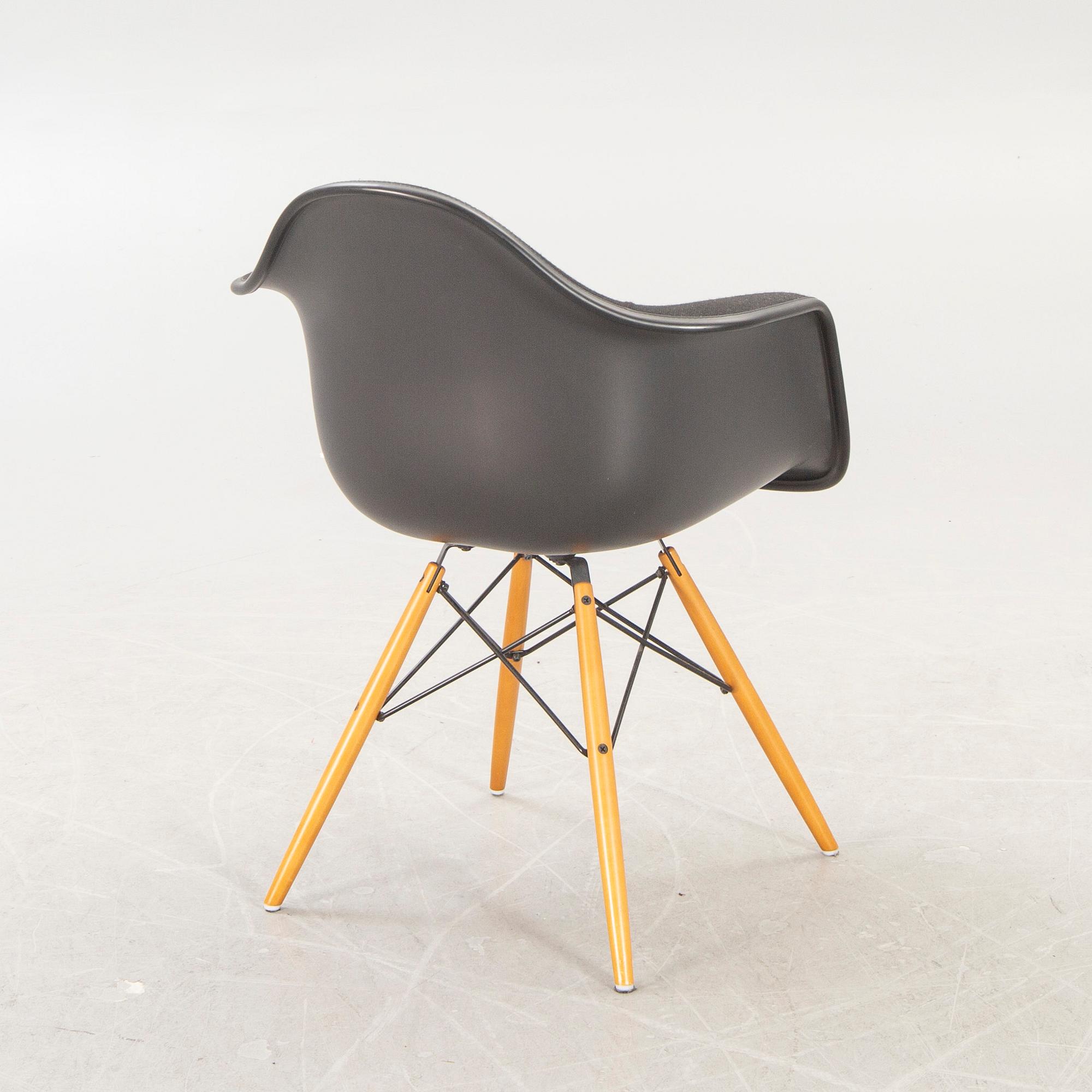 Charles and Ray Eames, stol, "Plastic chair DSW", Vitra, 2011.