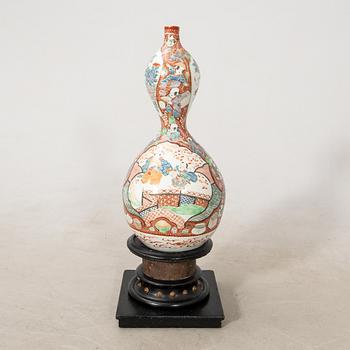 Vase Japan, late 19th century porcelain.