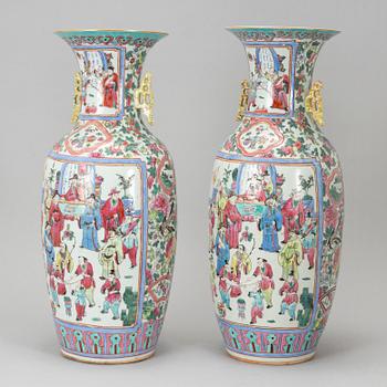 A pair of Chinese famille rose floor vase, early 20th century.