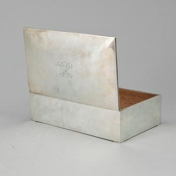 CIGARRSKRIN, silver, 1900-talets mitt. Totalvikt inklusive träinredning 829 gram.