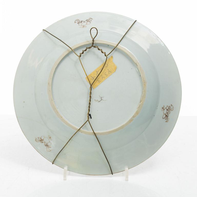 A set of three export porcelain plates and two dishes, Qing dynasty, Qianlong (1736-95).