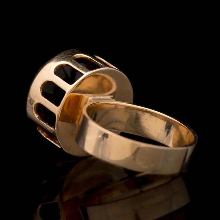 A BJÖRN WECKSTRÖM RING, facetted smoky quartz, 14K gold. Lapponia 1964.