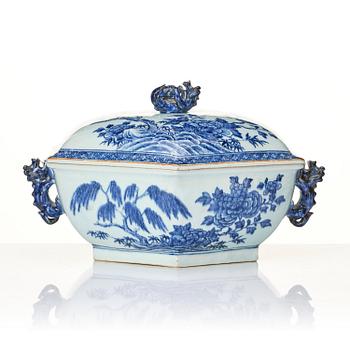 A blue and white tureen with cover and stand, Qing dynasty, Qianlong (1736-95).