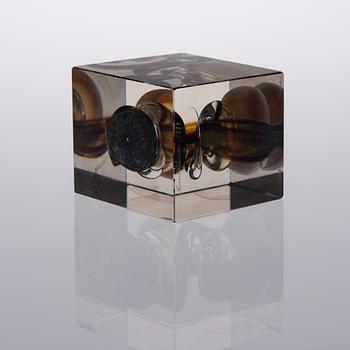 ÅRSKUB, glas, signerad Oiva Toikka Nuutajärvi 1977, numrerad 55/2000.