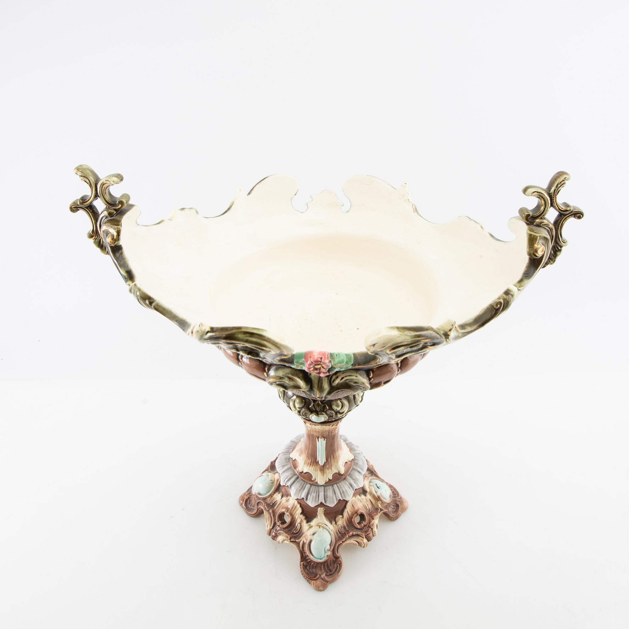 Footed bowl, majolica, circa 1900.