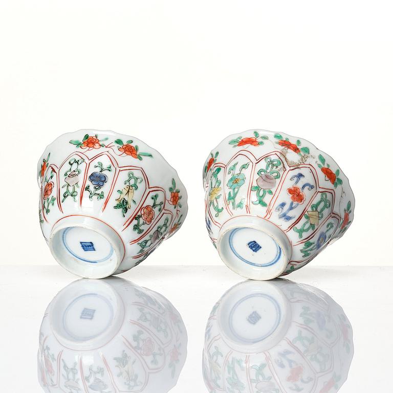 Koppar med fat, ett par, porslin. Qingdynastin, Kangxi (1662-1722).