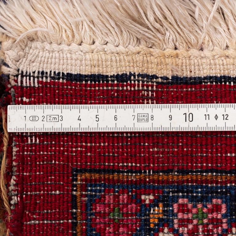 A Meshad carpet, ca 410 x 290 cm.