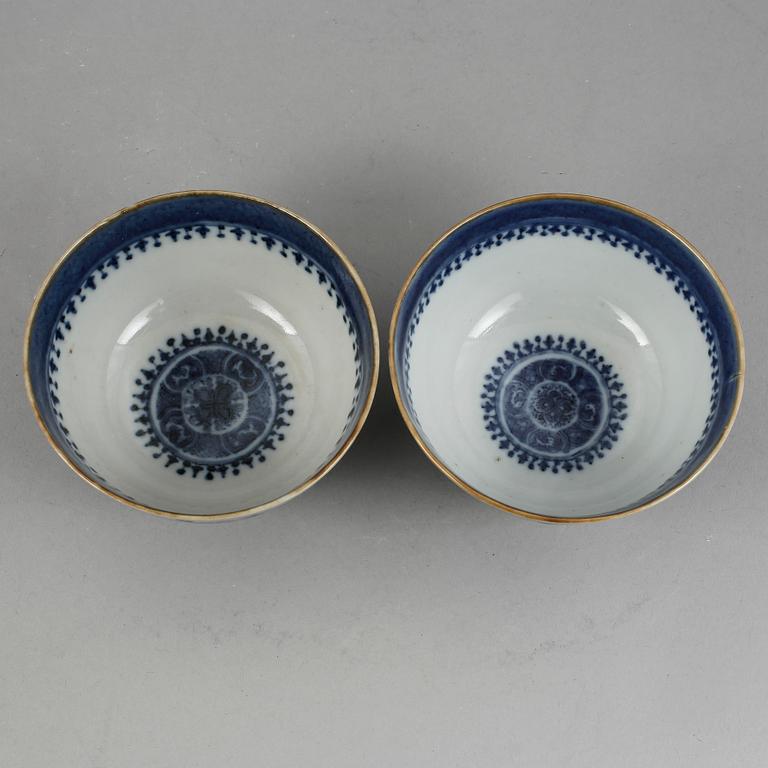 SKÅLAR, ett par. Porslin, Kina, Qianlong 1736-95.