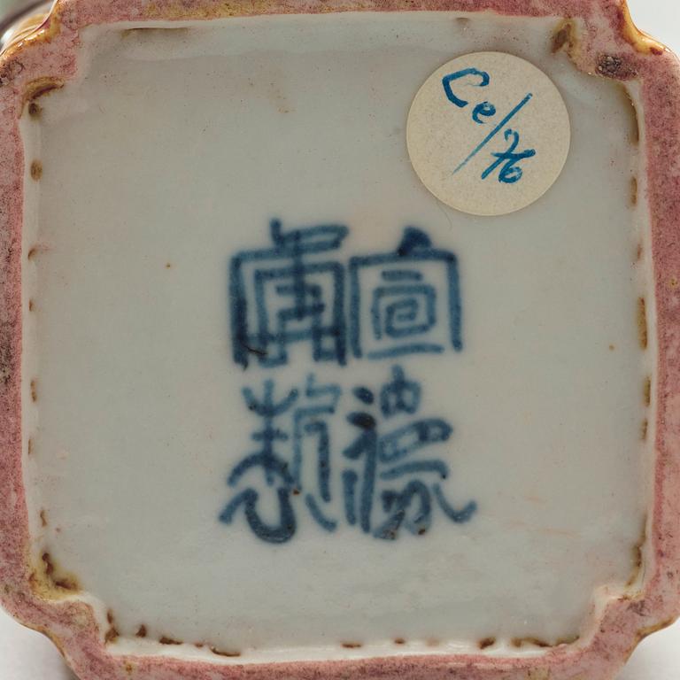 PENSELBAD, två stycken, porslin. Qingdynastin, 1800-tal.