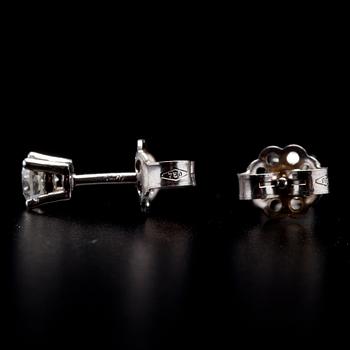 ÖRHÄNGEN, vitguld 18K, briljantslipade diamanter, tot. 0,81 ct. Vikt 1,67 g.