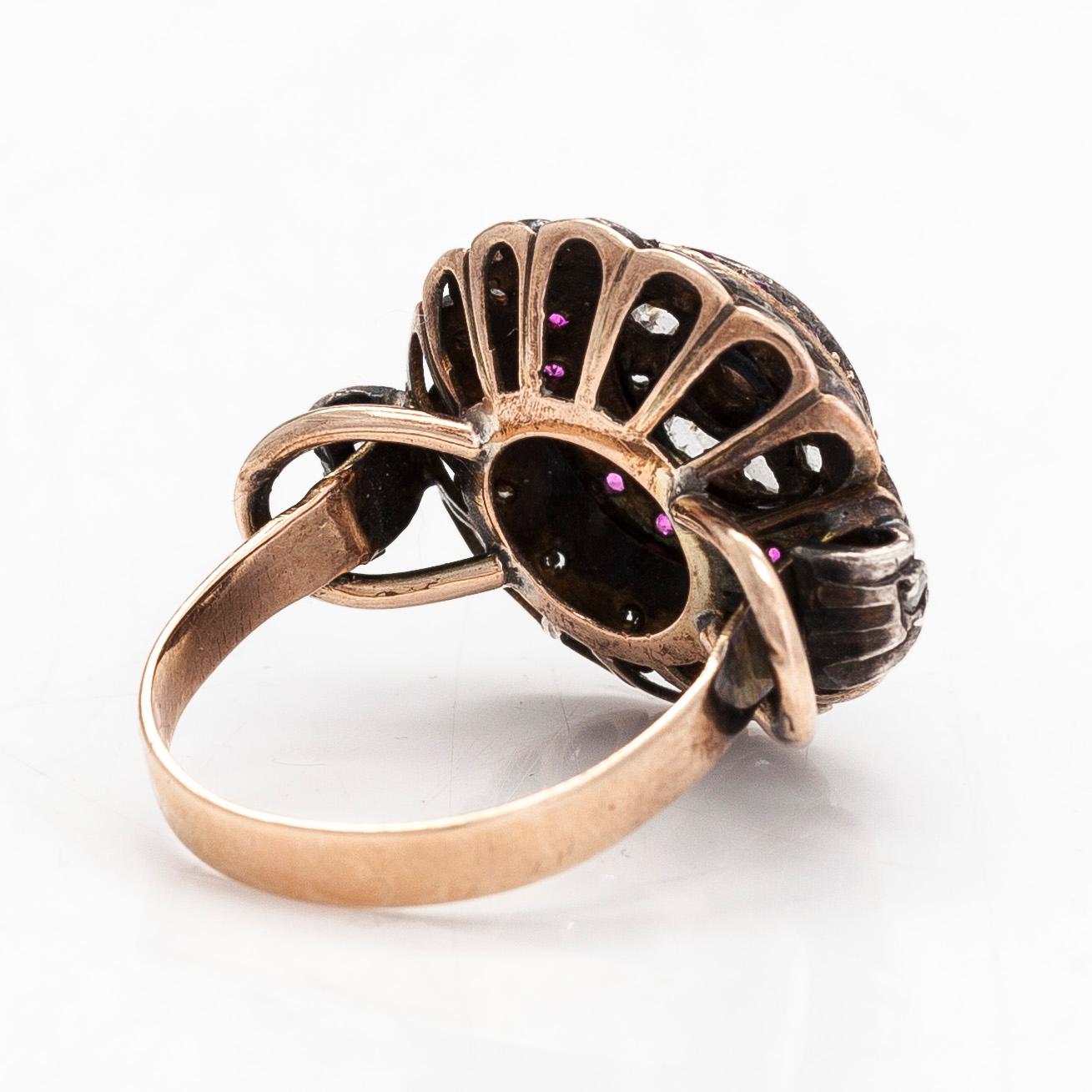 Ring, 11K guld, med en diamant samt rosenslipade diamanter och syntetiska rubiner.