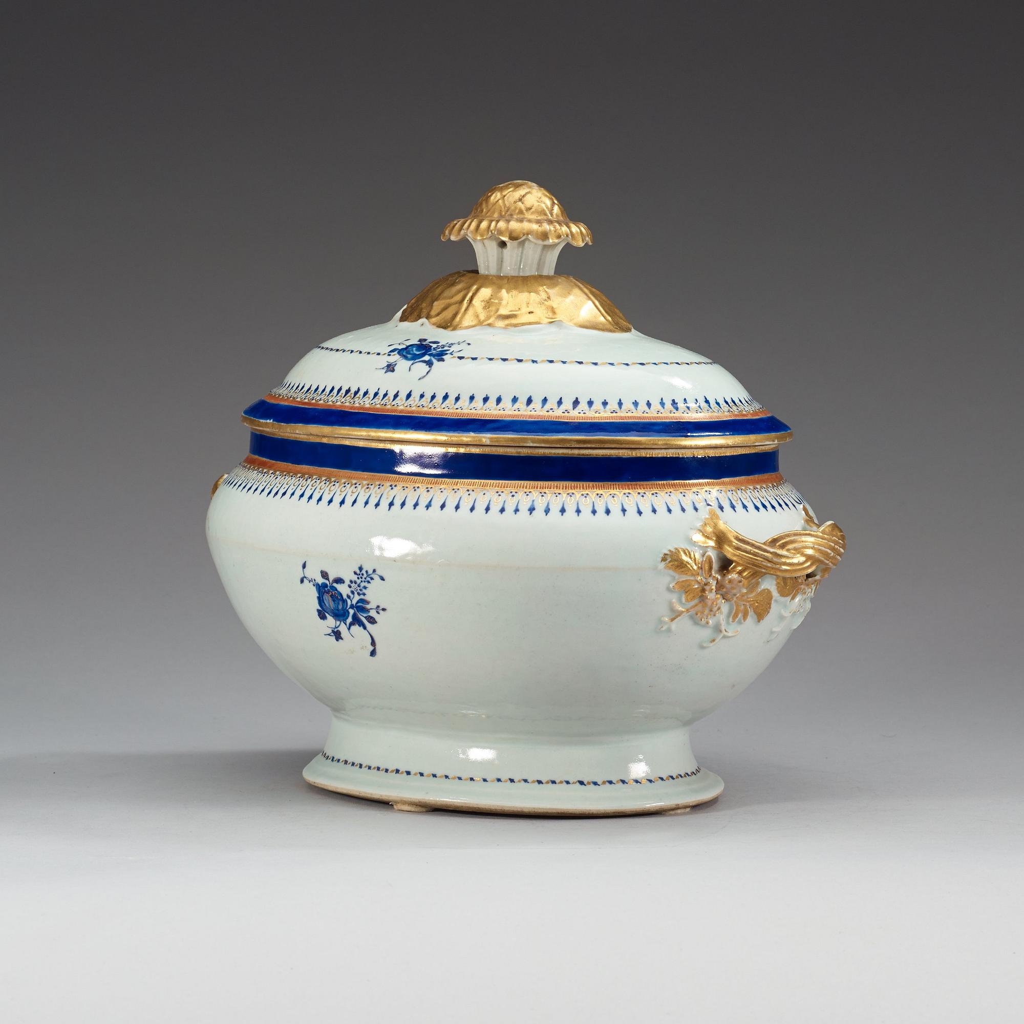 A blue and gold enamelled tureen with cover and stand, Qing dynasty, Jiaqing (1796-1820).