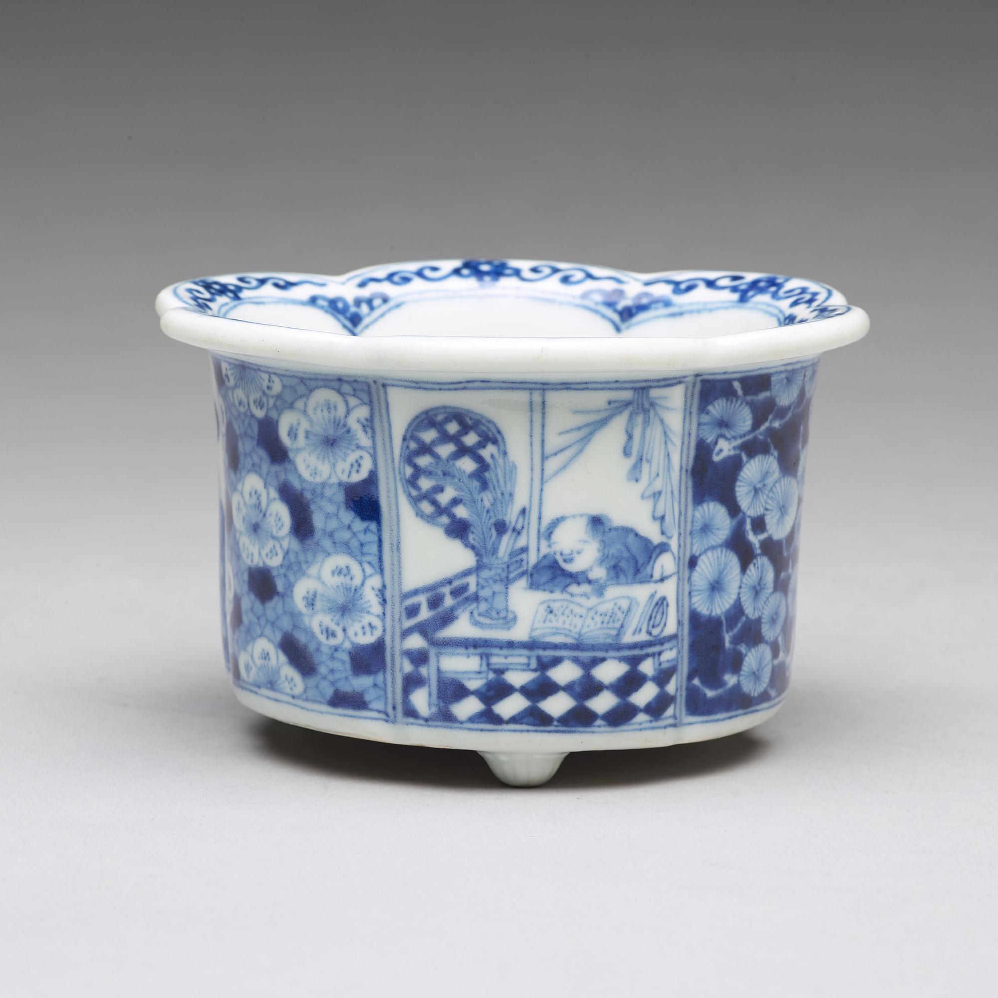 A blue and white porcelain pot / censer, Qing dynasty, circa 1700.