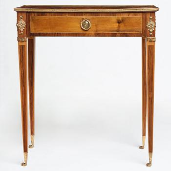 A Gustavian late 18th century table in the manner of Anders Lundelius (master in Stockholm 1778-1823).