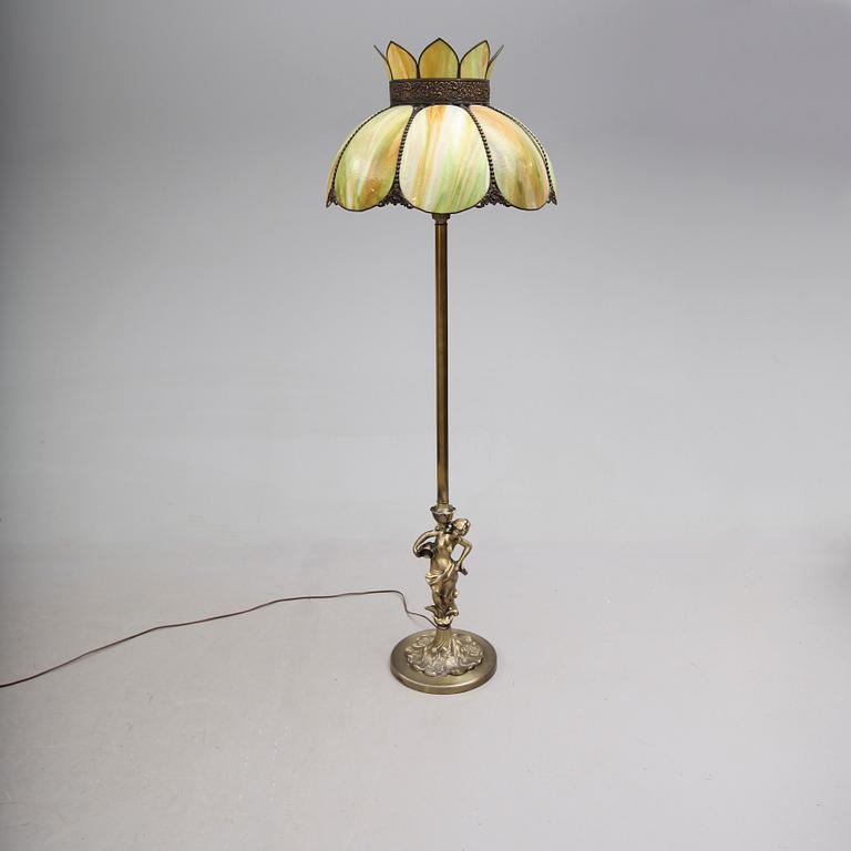 GOLVLAMPA, Tiffanystil, märkt W Decor 1308, 1900-talets andra hälft. Höjd ca 170 cm.