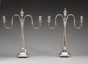 KANDELABRAR för tre ljus, ett par samt LJUSSTAKAR, ett par, av Pehr Zethelius, Stockholm 1796. Sengustavianska.