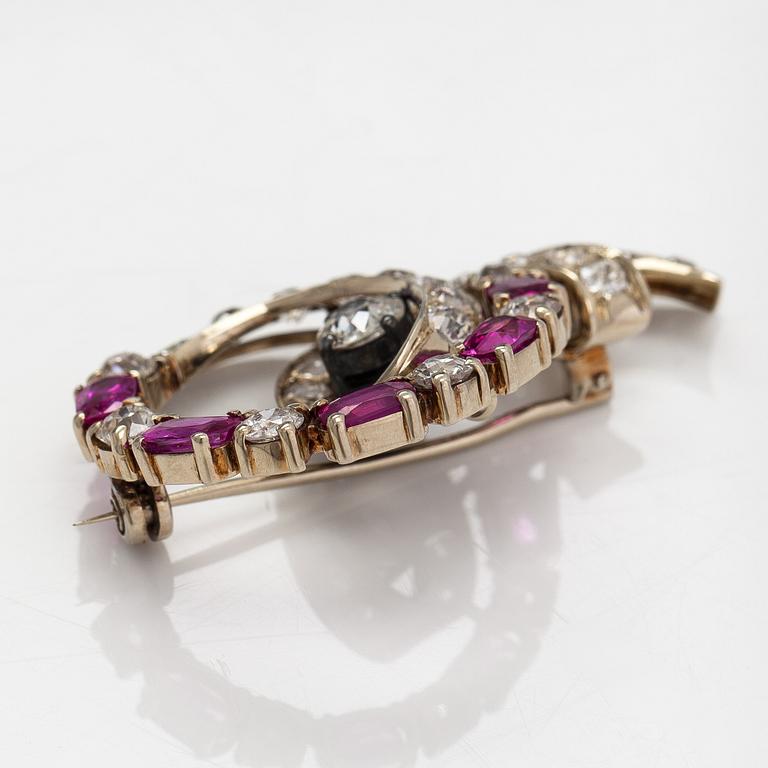 An 18K white gold and silver brooch with old-cut diamonds ca.3.90 ct in total and rubies.