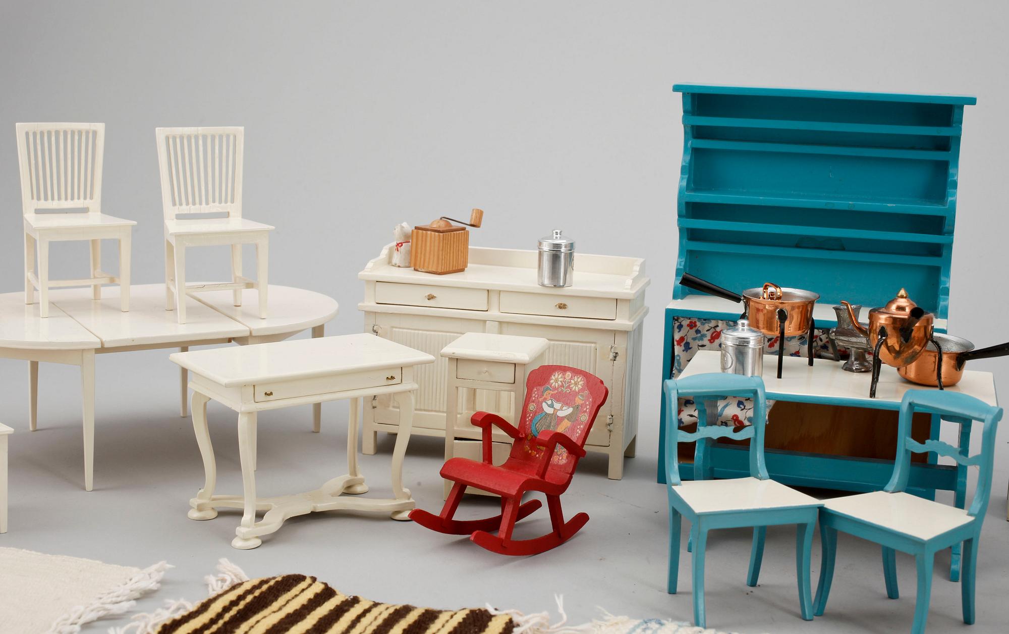 DOCKSKÅPSMÖBLER, 32 delar samt smådelar ca 10 st, de flesta "Nolbyn Värmländskt hantverk", Berit Bergström. 1940-50-tal.