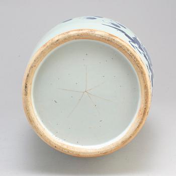 A blue and white vase, Qing dynsty, circa 1900.