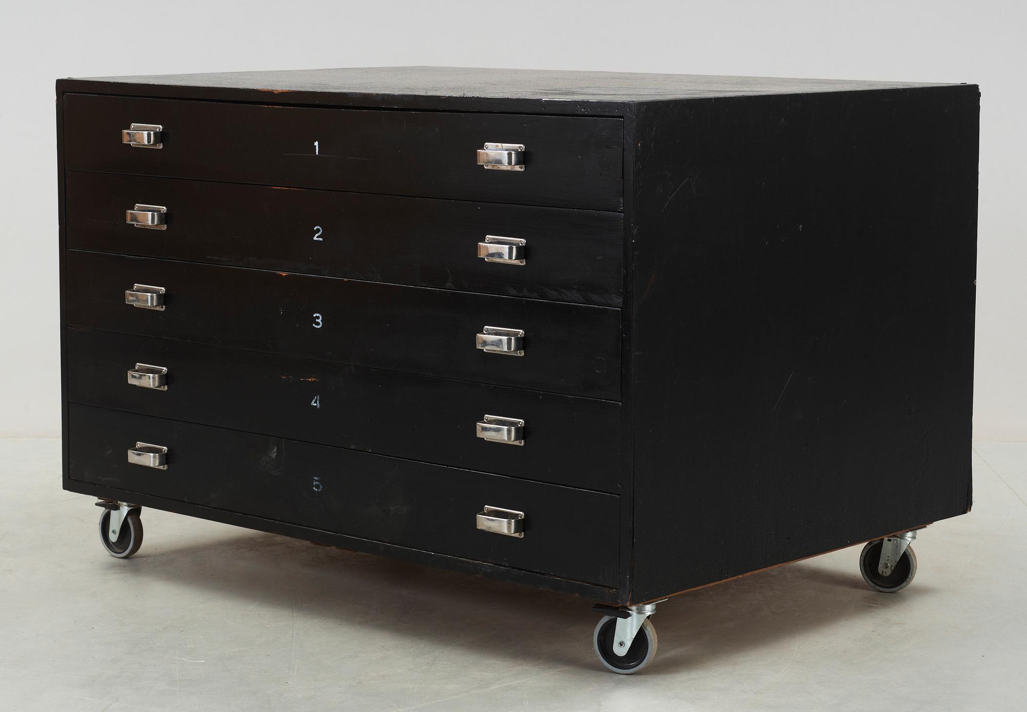 ATELJÈHURTS, trä på hjultrissor, sent 1900-tal.