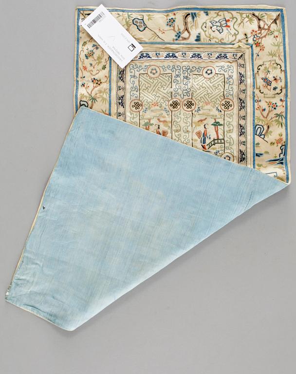 TEXTILIER, 3 st, siden, Kina, 1900-tal.