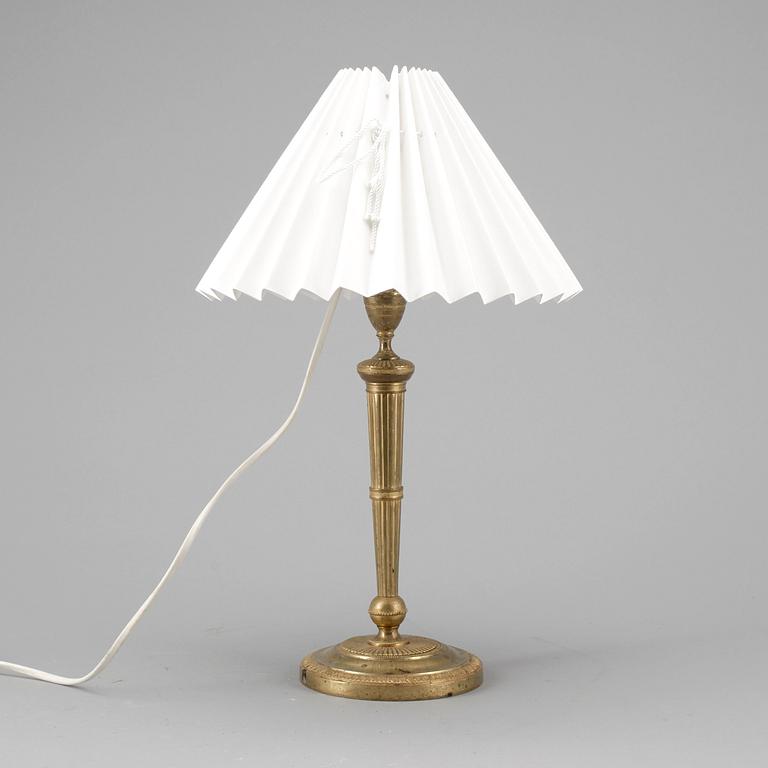 BORDSLAMPA/LJUSSTAKE, mässing, empire, 1800-talets första hälft.