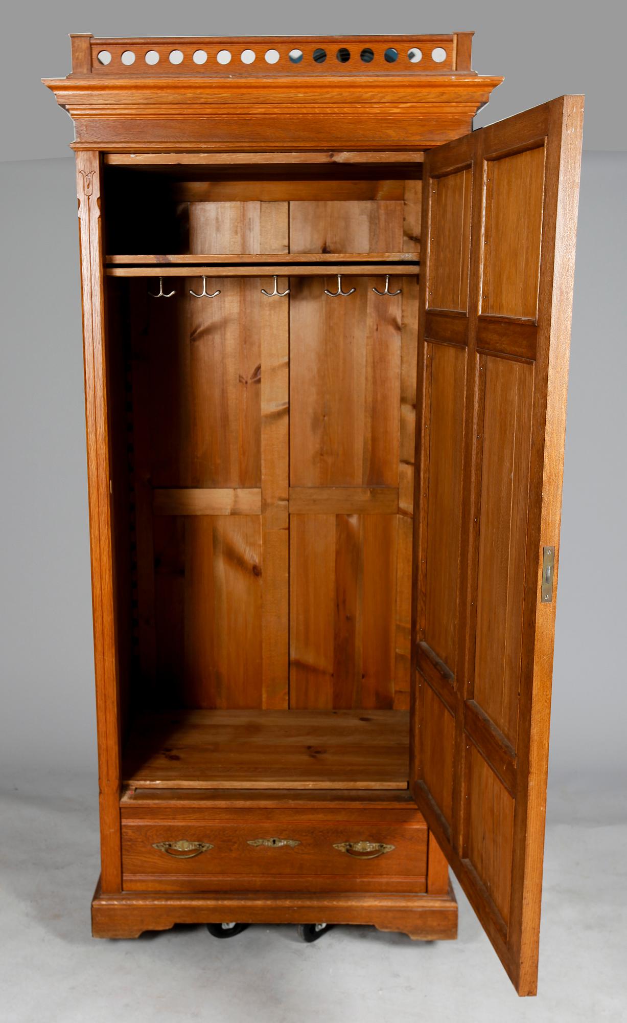 GARDEROBSSKÅP, jugend, tidigt 1900-tal.