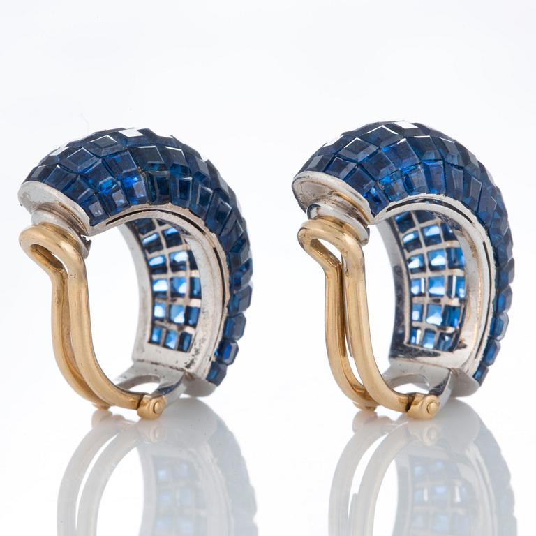 Ett par örhängen med carréslipade safirer 14.93 ct enligt gravyr platina och 18K guld.