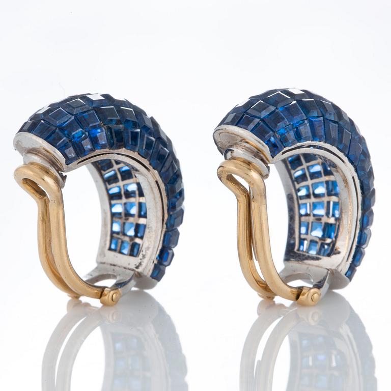 A pair of earrings in platinum and 18K gold set with carre cut sapphires 14.93 cts according to engraving.