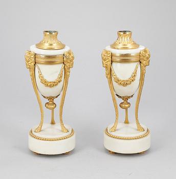 CASSOLETTER, ett par, Louis XVI-stil, 1800-talets andra hälft.