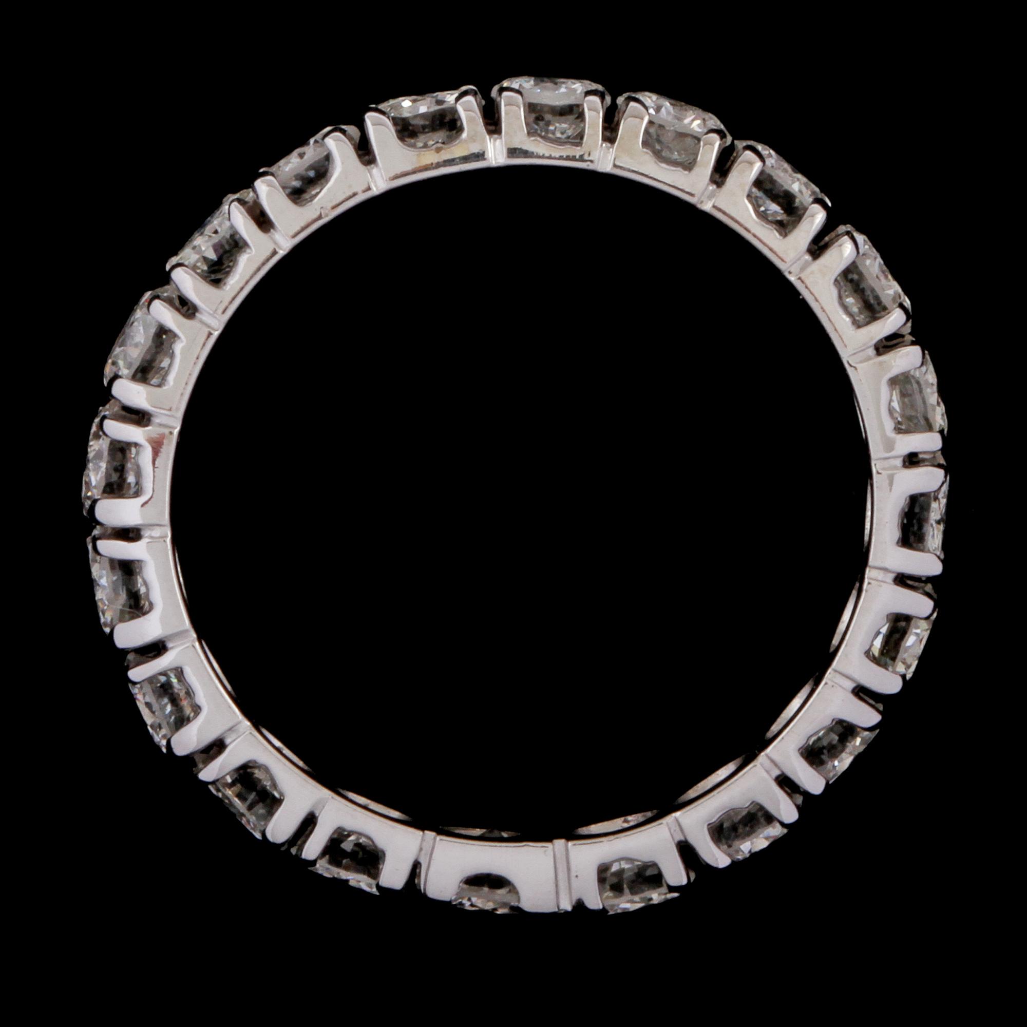 RING, 18K vitguld med briljantslipade diamanter, ca 2.50 ct. Vikt 3,2 g.