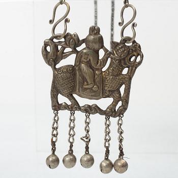 Amuletter, fyra stycken, vitmetall samt fyra hårsmycken delvis i silver, Kina, 1900-tal.