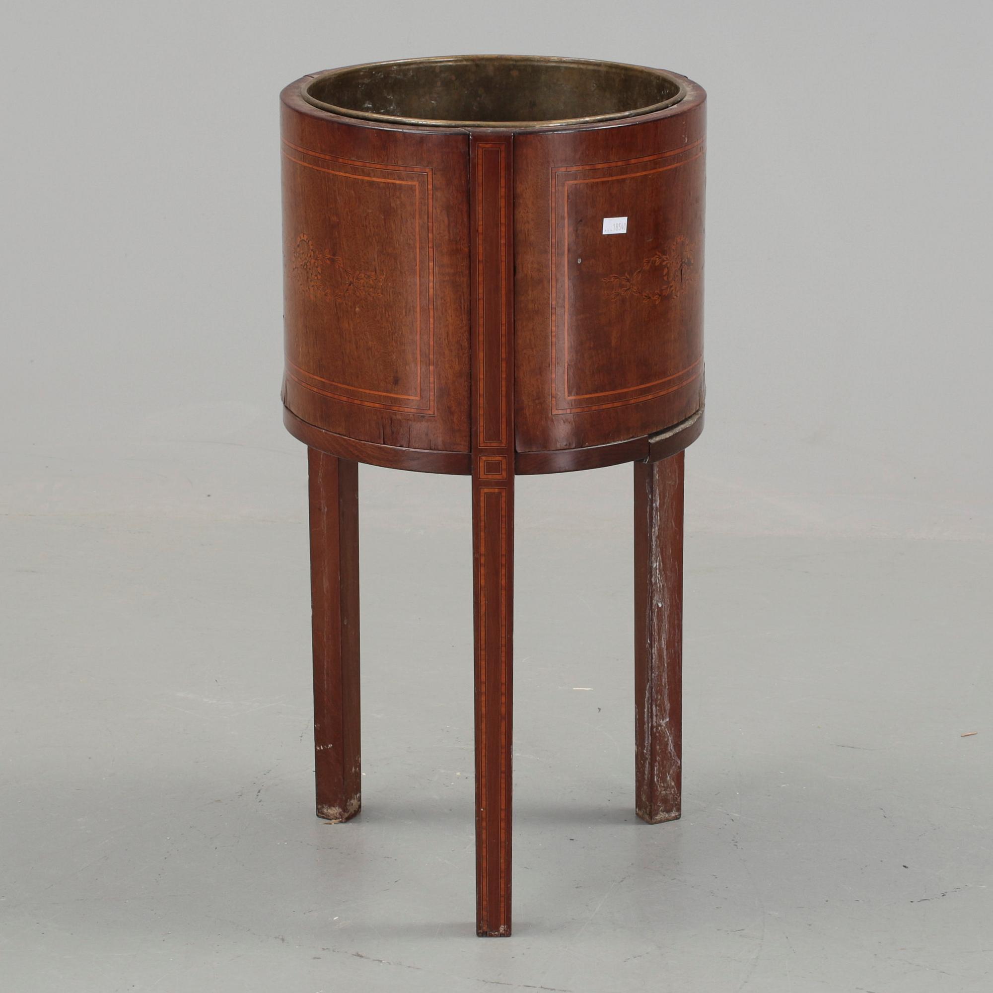 CHAMPAGNEKYLARE / YTTERFODER, engelsk stil, 1900-talets första hälft.