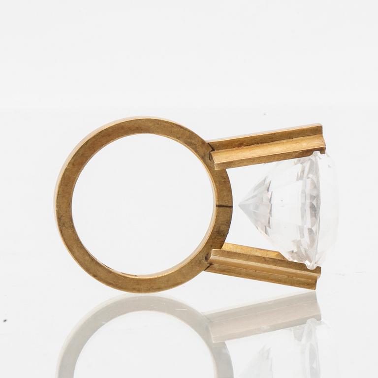 Wiwen Nilsson, ring in 18K gold and rock crystal, Lund 1973.