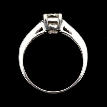 RING, vitguld 14K, mittsten 1,25 ct, sidostenar 10 st. tot. 0,15 ct. Vikt 2,9 g. Intyg.