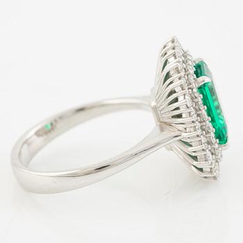 Ring, cocktail ring, 18K white gold with synthetic emerald and brilliant-cut diamonds.
