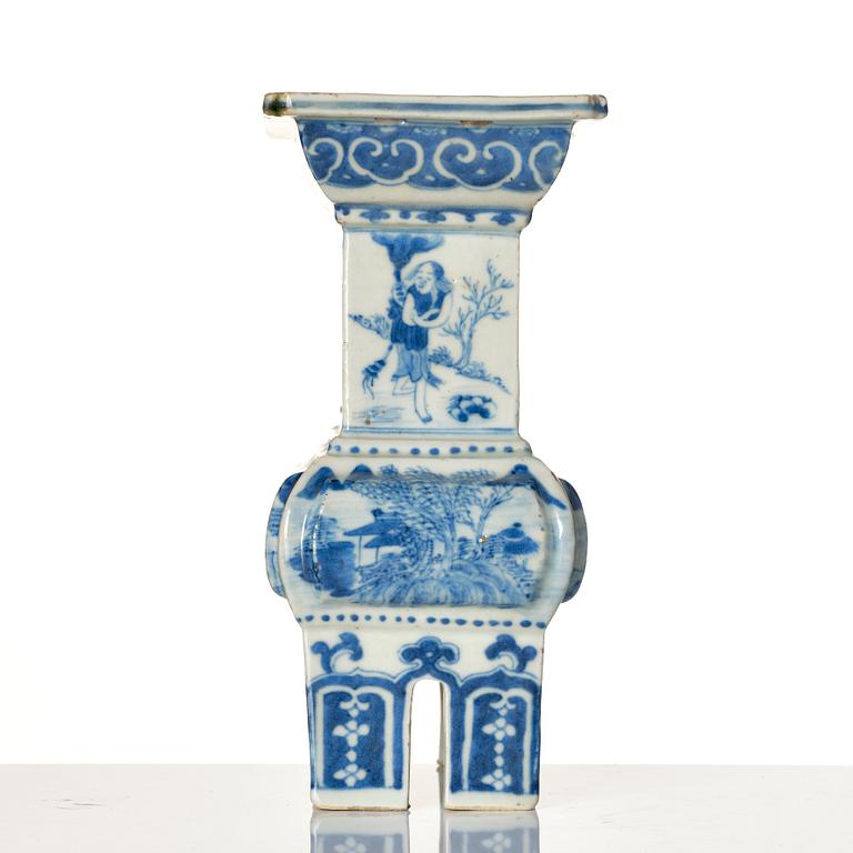 A blue and white incense burner, Qing dynasty, 19th century.
