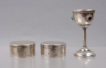 TOILETTEDOSOR ett par SAMT BÄGARE PÅ FOT, silver, bla Christian Brockmann, Karlstad 1858.