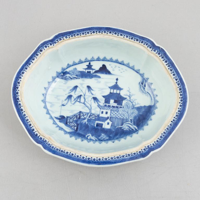 A Chinese export porcelain tureen with cover and a charger, Qing dynasty, Qianlong (1736-95).