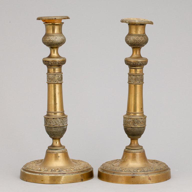 LJUSSTAKAR, ett par, mässing, empirestil, 1800-talet slut.