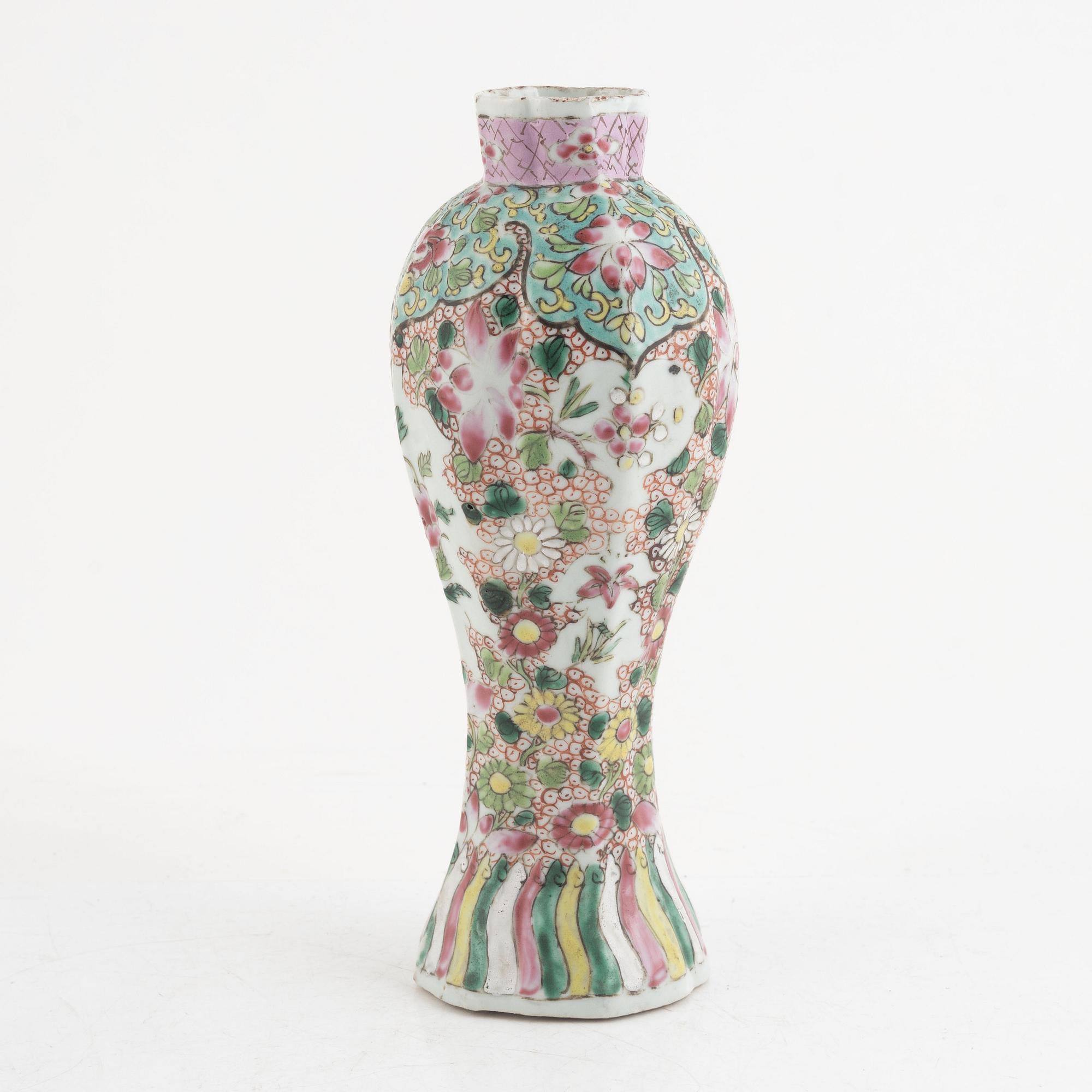 A pair of Chinese famille rose porcelain plates and a vase, Qing dynasty, 18th century.