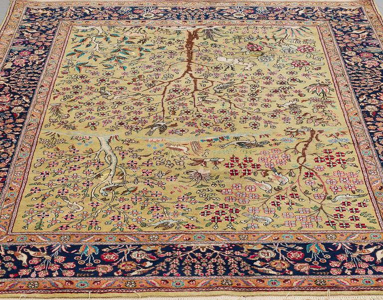 MATTO, an old Oriental, possibly a Tabriz, ca 227,5-228,5 x 171,5-173 cm (as well as 1 and 1,5 cm flat weave at the.
