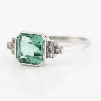 Ring, white gold with green tourmaline and octagon-cut diamonds.