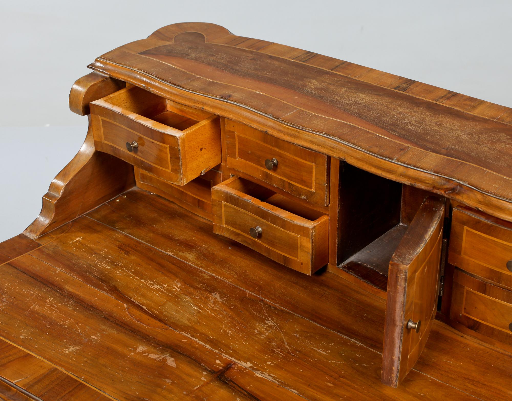 SKRIVBORD, rokokostil, 1900-talets första hälft.
