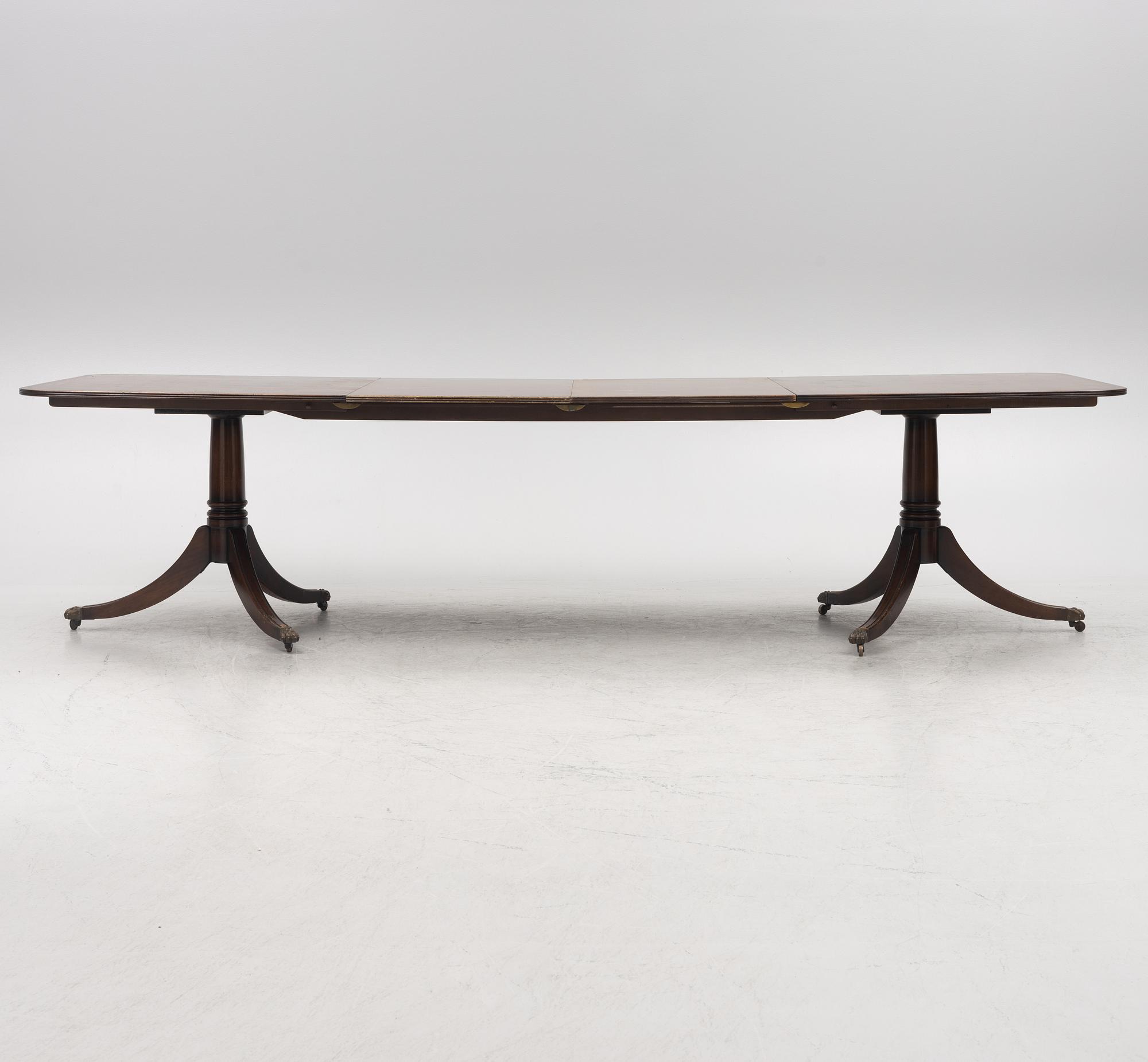 Dining Table, England, second half of the 20th Century.
