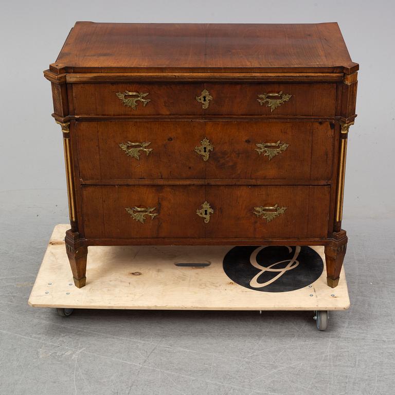 An early 19th Century mahogany chest of drawers.